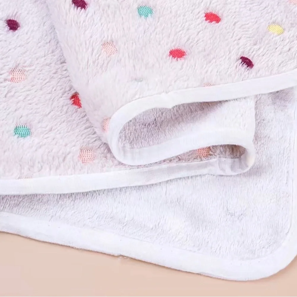 Keep Your Furry Friends Cozy & Warm with this Soft Fluffy Fleece Pet Blanket!